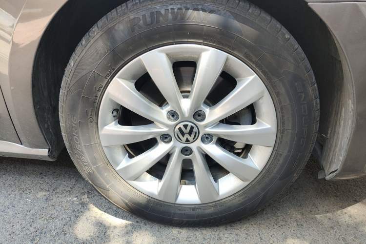 Used Volkswagen Passat 2013 1.8TSI DSG Prestige Edition Right Front Wheel Hub