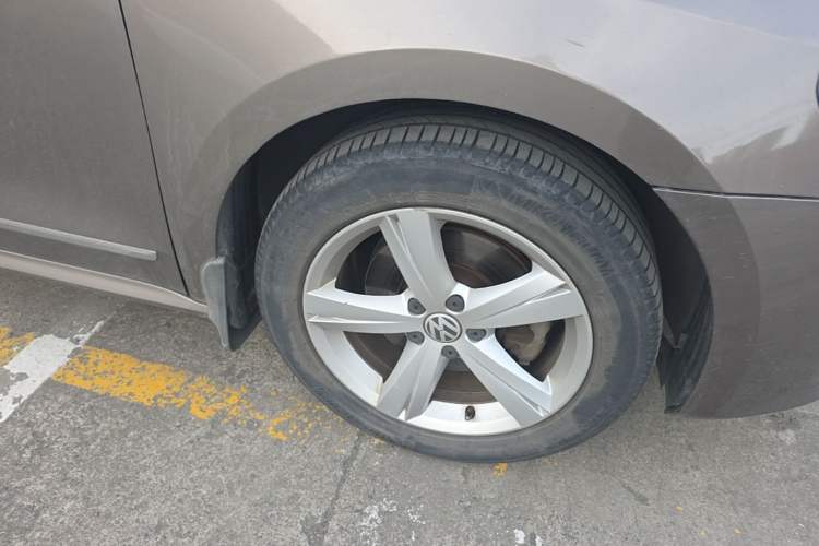 Used Volkswagen Passat 2013 1.8TSI DSG Prestige Edition Right Front Wheel Hub