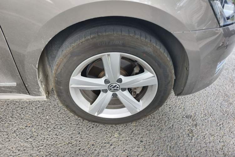 Used Volkswagen Passat 2013 1.8TSI DSG Prestige Edition Right Front Wheel Hub