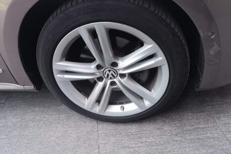 Used Volkswagen Passat 2013 2.0 TSI DSG Ultimate Edition Right Front Wheel Hub