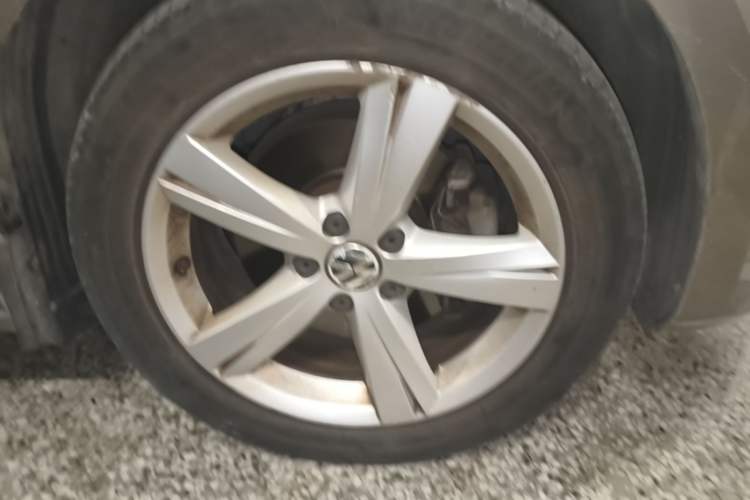 Used Volkswagen Passat 2013 1.8TSI DSG Prestige Edition Right Front Wheel Hub