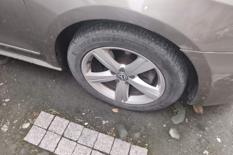 Used Volkswagen Passat 2013 1.8TSI DSG Prestige Edition Right Front Wheel Hub