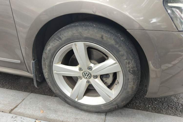 Used Volkswagen Passat 2013 1.8TSI DSG Prestige Edition Right Front Wheel Hub