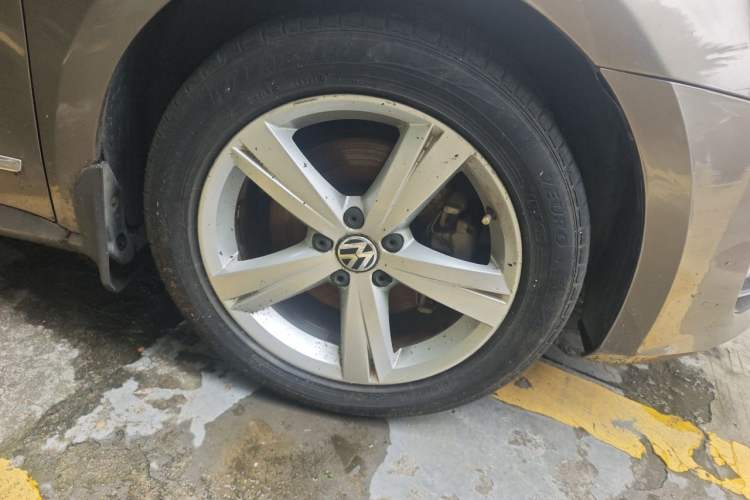 Used Volkswagen Passat 2013 2.0 TSI DSG Prestige Edition Right Front Wheel Hub