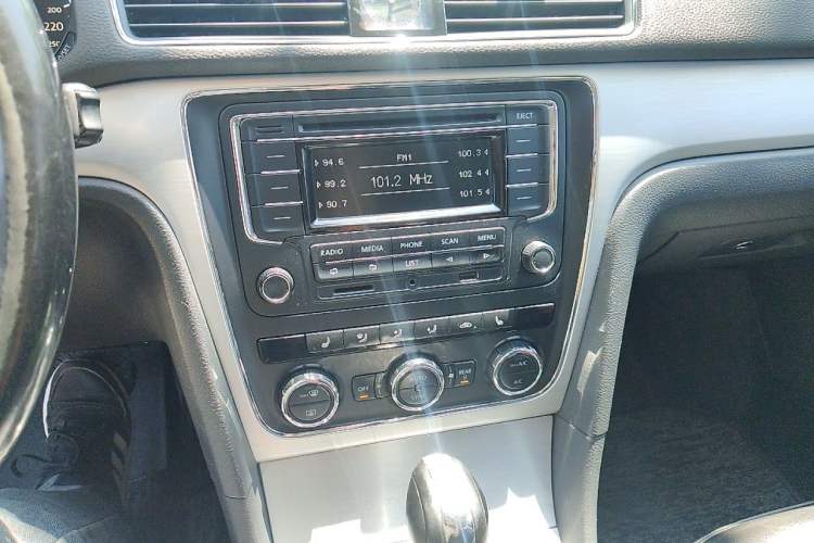 Used Volkswagen Passat 2014 1.8TSI DSG Prestige Edition Audio And AC Panel