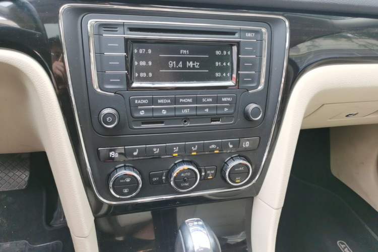 Used Volkswagen Passat 2014 1.8TSI DSG Prestige Edition Audio And AC Panel