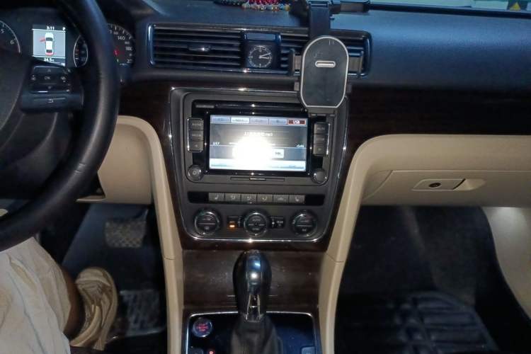 Used Volkswagen Passat 2014 1.8TSI DSG Prestige Edition Audio And AC Panel