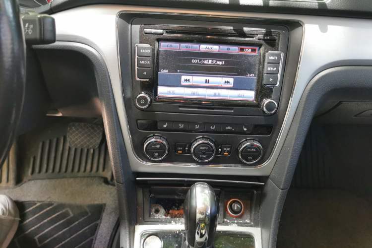 Used Volkswagen Passat 2014 1.8TSI DSG Prestige Edition Audio And AC Panel