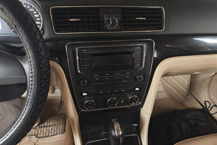 Used Volkswagen Passat 2014 1.8TSI Automatic Prestige Edition Audio And AC Panel