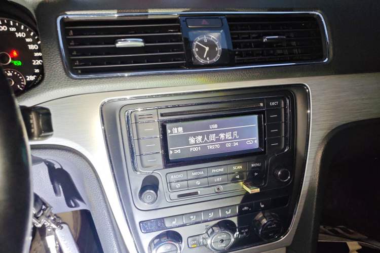 Used Volkswagen Passat 2014 1.8TSI DSG Prestige Edition Audio And AC Panel