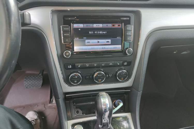 Used Volkswagen Passat 2014 1.8TSI DSG Prestige Edition Audio And AC Panel