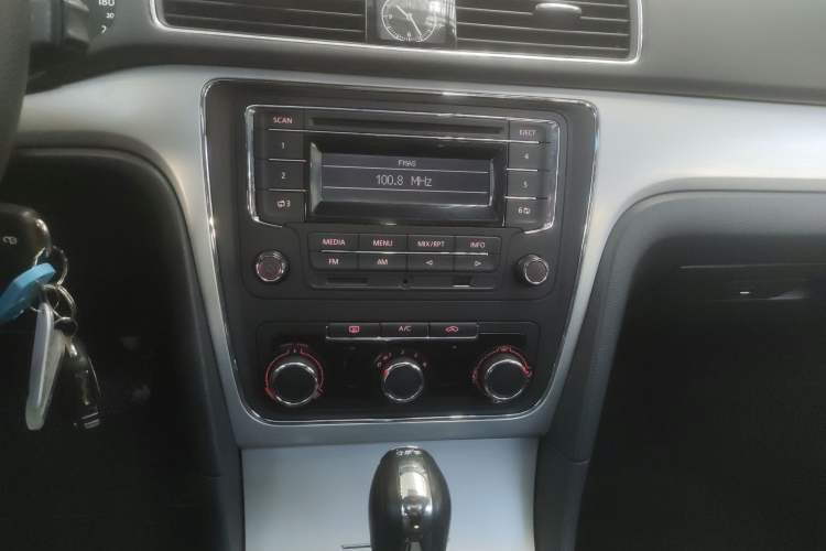 Used Volkswagen Passat 2014 1.8TSI DSG Prestige Edition Audio And AC Panel