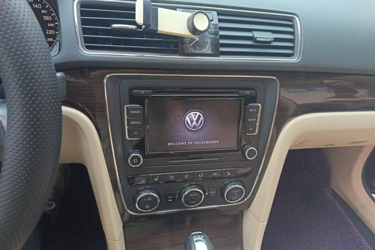 Used Volkswagen Passat 2014 1.8TSI DSG Prestige Edition Audio And AC Panel