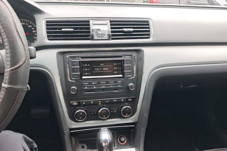 Used Volkswagen Passat 2014 1.8TSI DSG Prestige Edition Audio And AC Panel