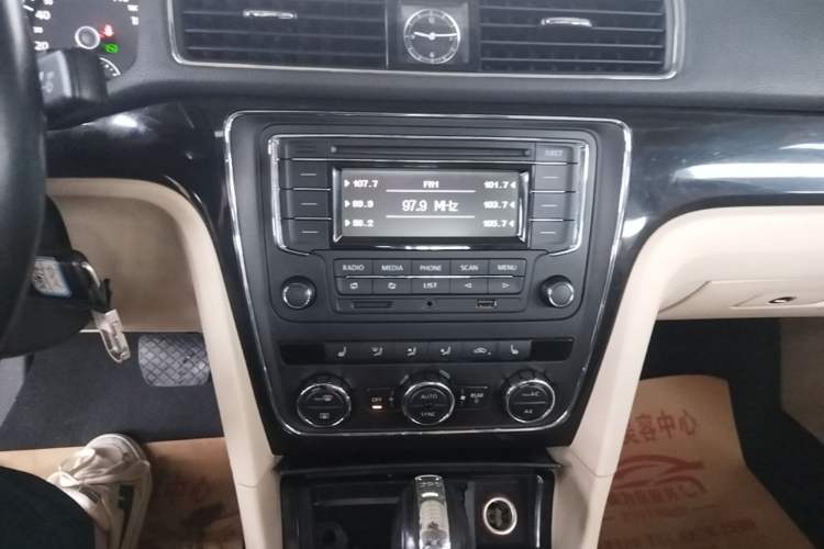 Used Volkswagen Passat 2014 1.8TSI DSG Prestige Edition Audio And AC Panel