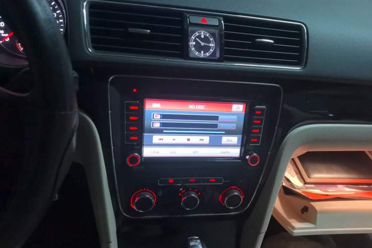 Used Volkswagen Passat 2014 1.8TSI DSG Prestige Edition Audio And AC Panel
