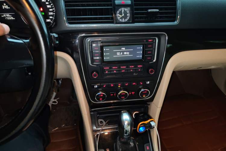 Used Volkswagen Passat 2014 1.8TSI DSG Prestige Edition Audio And AC Panel