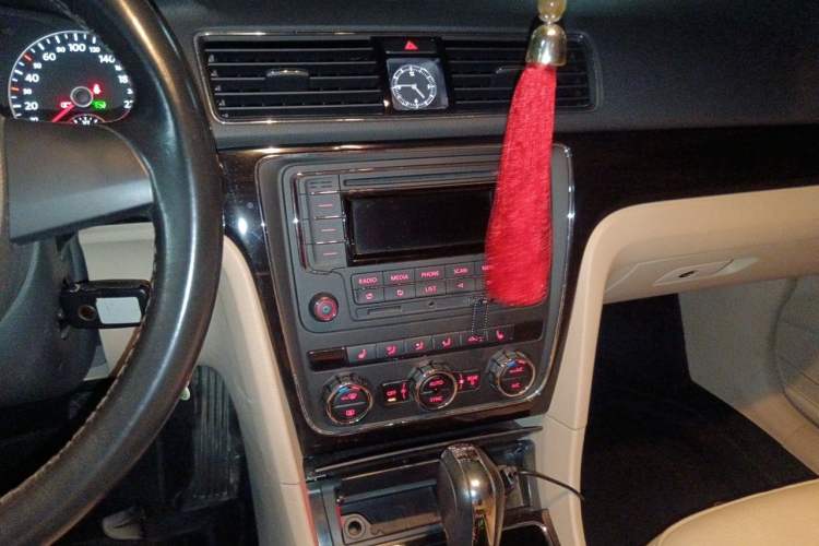 Used Volkswagen Passat 2014 1.8TSI DSG Prestige Edition Audio And AC Panel