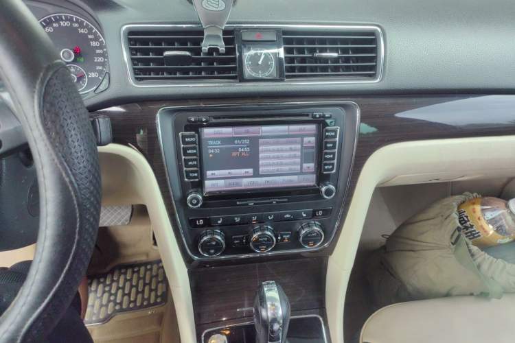 Used Volkswagen Passat 2014 1.8TSI DSG Prestige Edition Audio And AC Panel