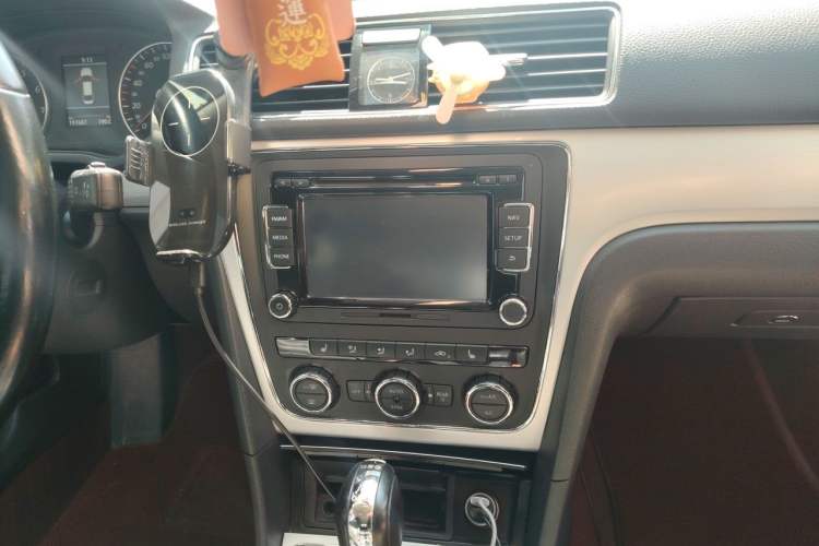 Used Volkswagen Passat 2014 1.8TSI DSG Ultimate Edition Audio And AC Panel