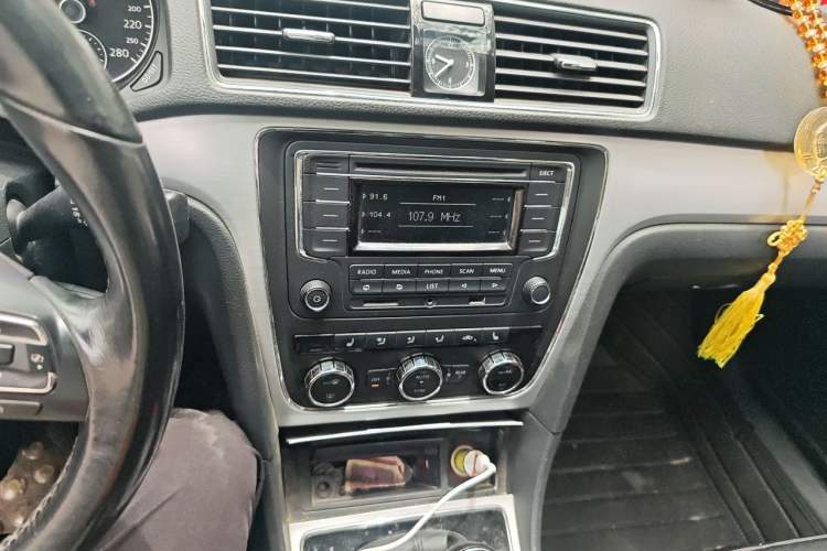 Used Volkswagen Passat 2014 1.4TSI Manual Prestige Edition Audio And AC Panel