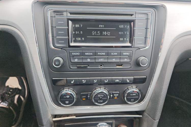 Used Volkswagen Passat 2014 1.8TSI DSG Prestige Edition Audio And AC Panel