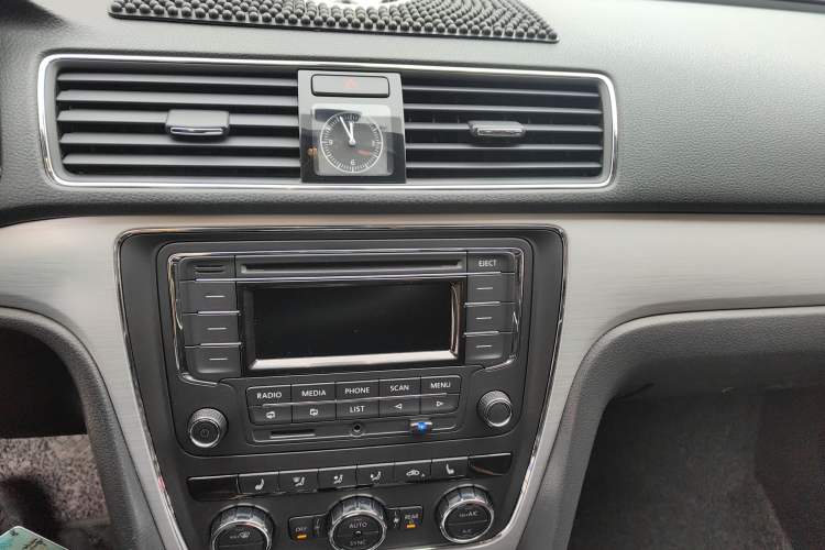 Used Volkswagen Passat 2014 1.8TSI DSG Prestige Edition Audio And AC Panel