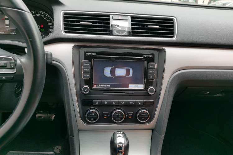 Used Volkswagen Passat 2014 1.8TSI DSG Prestige Navigation Edition Audio And AC Panel