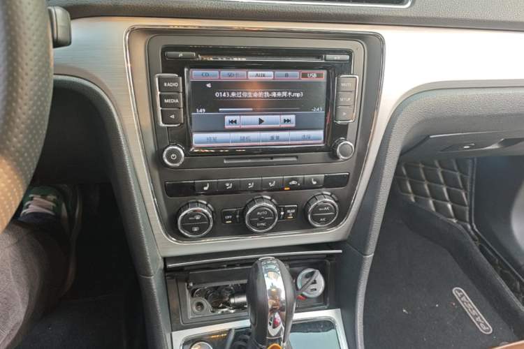 Used Volkswagen Passat 2014 1.8TSI DSG Prestige Edition Audio And AC Panel