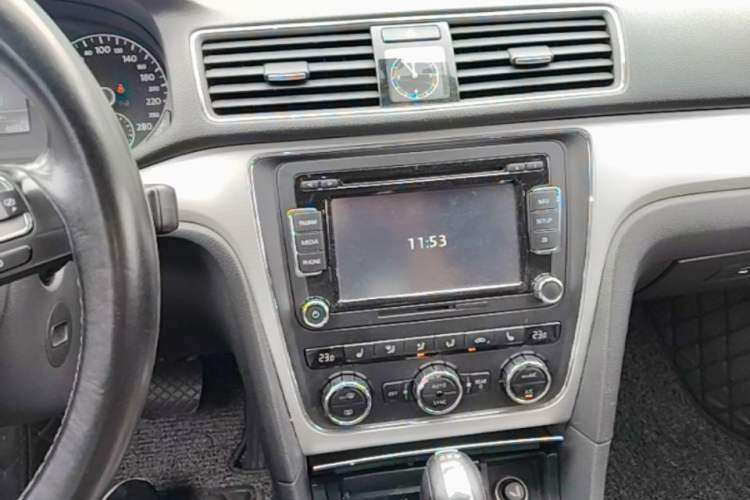Used Volkswagen Passat 2014 1.8TSI DSG Prestige Edition Audio And AC Panel