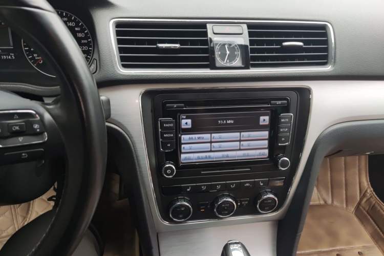 Used Volkswagen Passat 2014 1.8TSI DSG Prestige Edition Audio And AC Panel