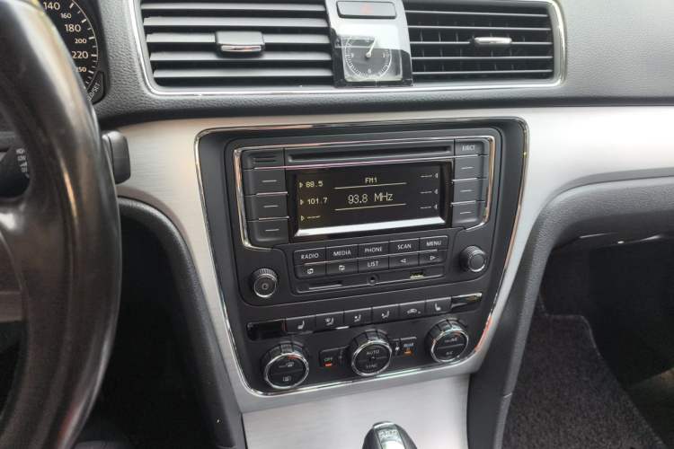 Used Volkswagen Passat 2014 1.8TSI DSG Prestige Edition Audio And AC Panel