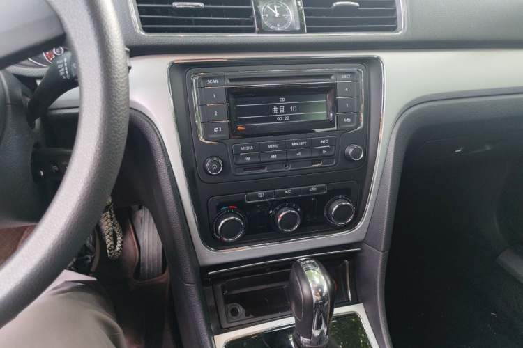 Used Volkswagen Passat 2014 1.8TSI DSG Luxury Edition Audio And AC Panel