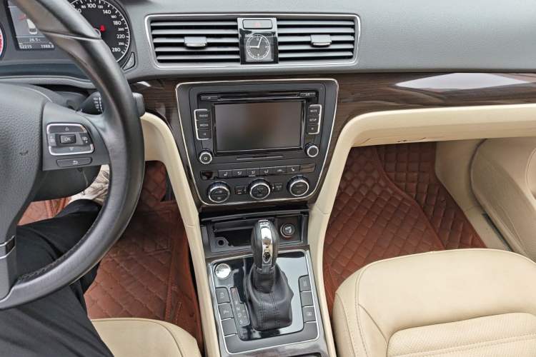 Used Volkswagen Passat 2014 1.8TSI DSG Prestige Edition Audio And AC Panel