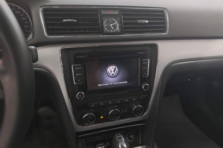 Used Volkswagen Passat 2014 1.8TSI DSG Prestige Edition Audio And AC Panel