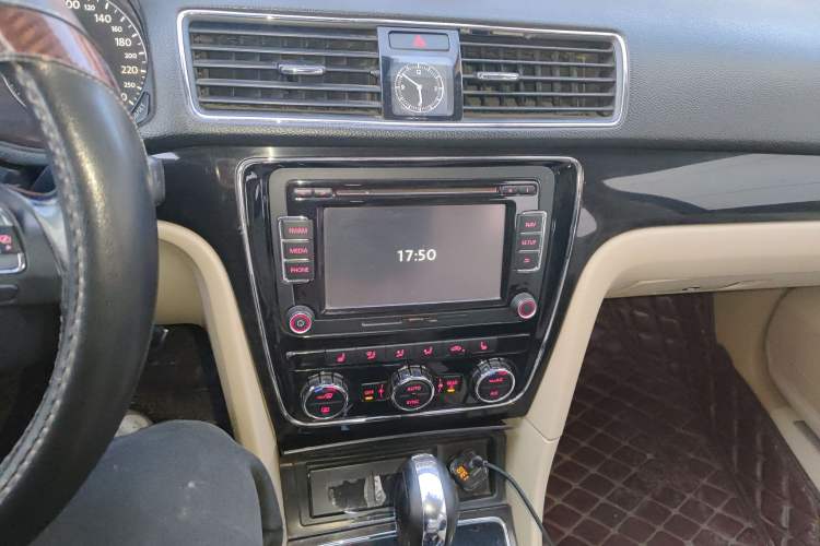 Used Volkswagen Passat 2014 1.8TSI DSG Prestige Navigation Edition Audio And AC Panel