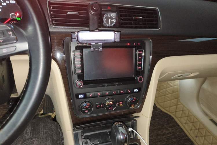 Used Volkswagen Passat 2014 1.8TSI DSG Prestige Edition Audio And AC Panel