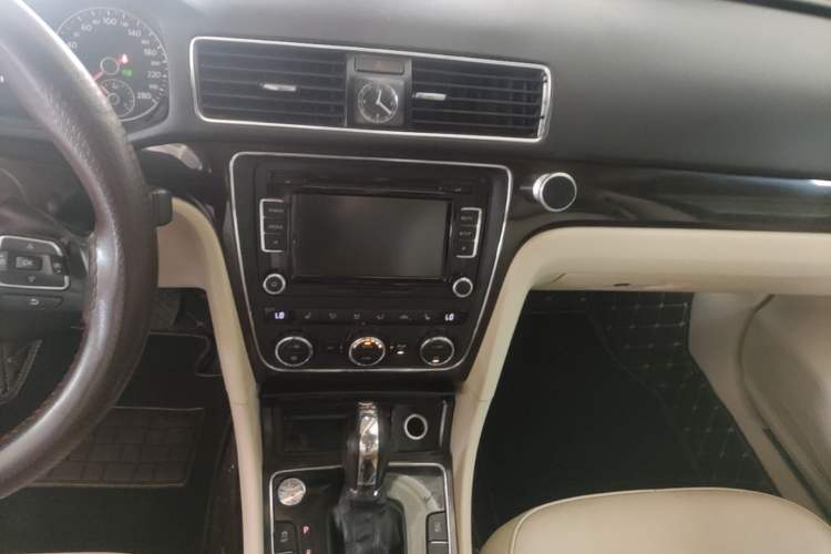 Used Volkswagen Passat 2014 2.0 TSI DSG Prestige Edition Audio And AC Panel