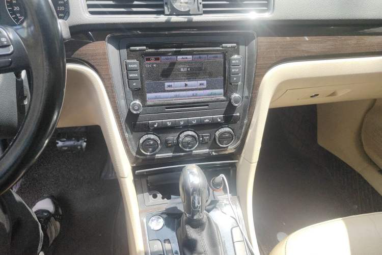 Used Volkswagen Passat 2014 1.8TSI DSG Prestige Edition Audio And AC Panel