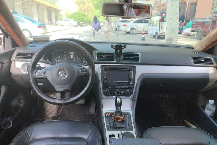 Used Volkswagen Passat 2014 2.0 TSI DSG Prestige Navigation Edition Center Console