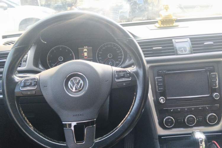 Used Volkswagen Passat 2014 1.8TSI DSG Prestige Navigation Edition Center Console
