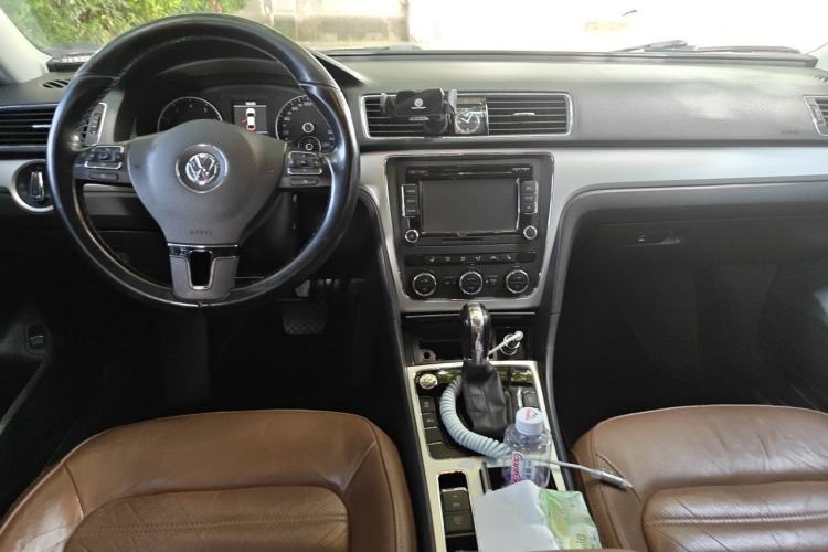 Used Volkswagen Passat 2014 1.8TSI DSG Prestige Navigation Edition Center Console