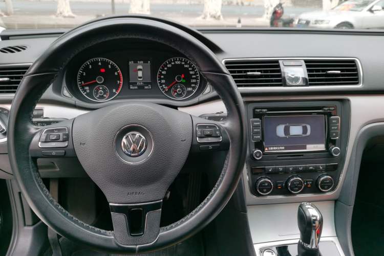 Used Volkswagen Passat 2014 1.8TSI DSG Prestige Navigation Edition Center Console