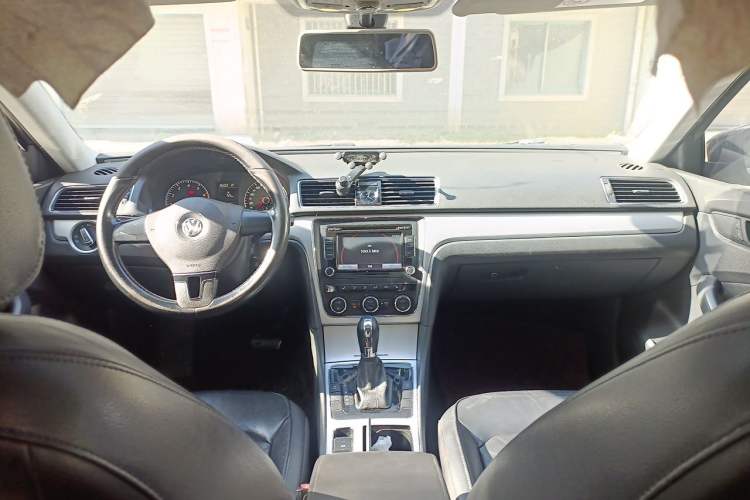 Used Volkswagen Passat 2014 1.8TSI DSG Prestige Navigation Edition Center Console