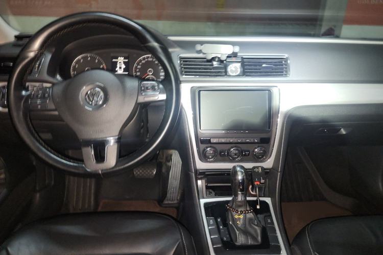Used Volkswagen Passat 2014 1.8TSI DSG 30th Anniversary Edition Center Console