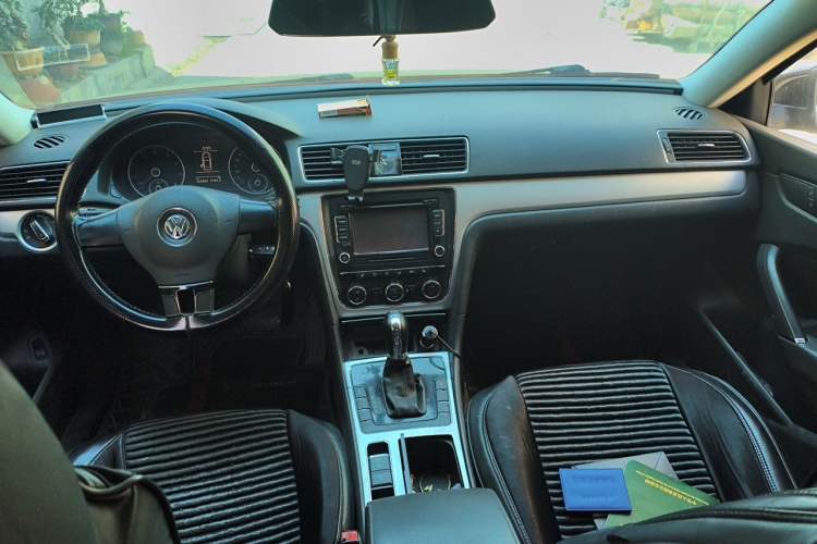 Used Volkswagen Passat 2014 1.8TSI DSG 30th Anniversary Edition Center Console