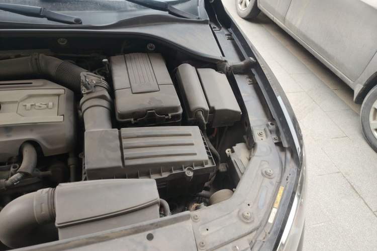 Used Volkswagen Passat 2014 1.8TSI DSG Prestige Navigation Edition Engine Bay Left
