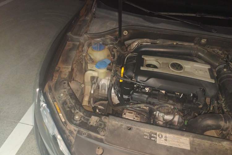 Used Volkswagen Passat 2014 1.8TSI DSG Prestige Edition Engine Bay Right