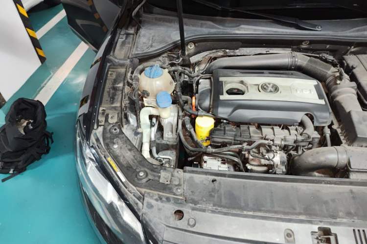 Used Volkswagen Passat 2014 1.8TSI DSG Prestige Edition Engine Bay Right