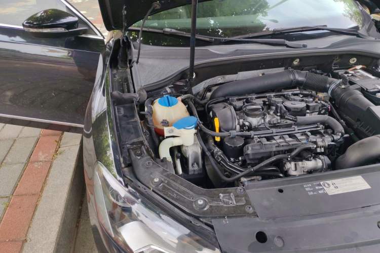 Used Volkswagen Passat 2014 1.8TSI DSG Luxury Edition Engine Bay Right
